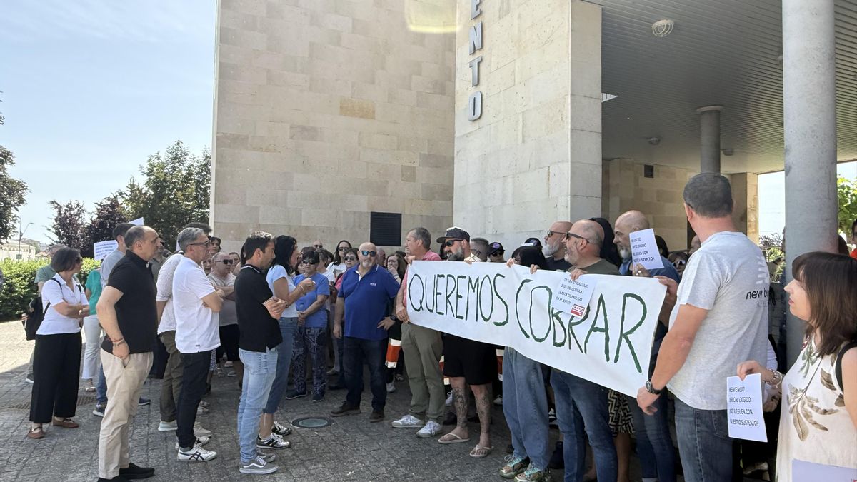 Representantes del equipo de Gobierno de UPL en San Andrés hablando con los trabajadores durante la propuesta por la falta de pago de la nómina de abril.