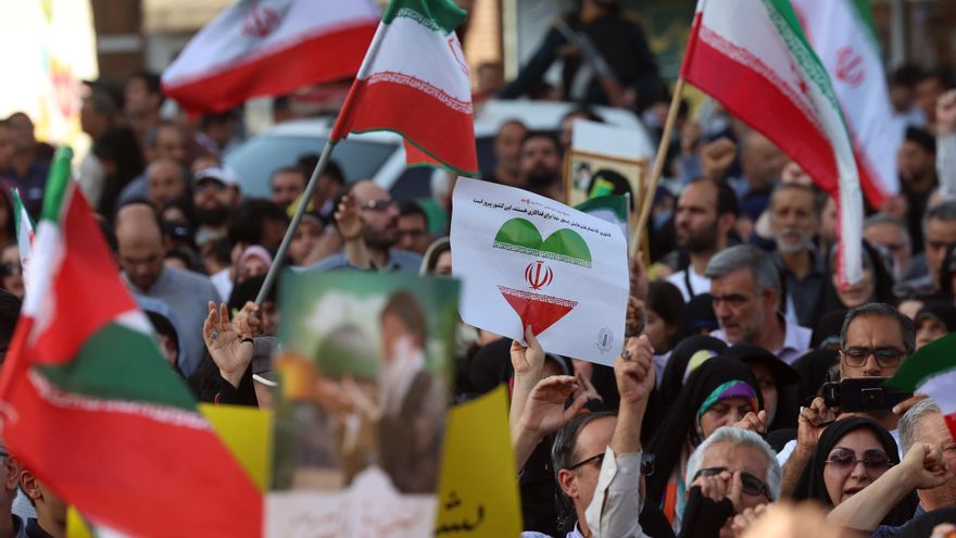 Iraníes ondean banderas nacionales durante una manifestación contra Estados Unidos y Israel en Teherán, Irán, el 22 de junio de 2025. EFE/EPA/Abedin Taherkenareh