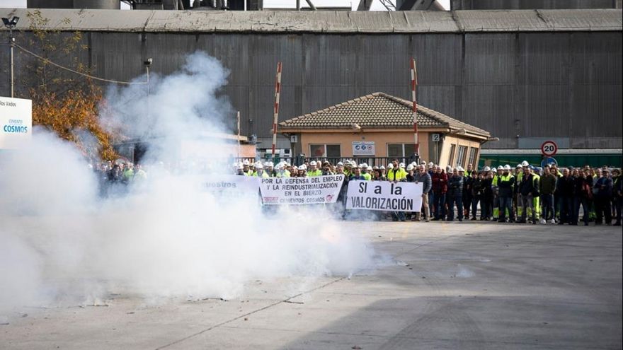 Imagen de la protesta de los trabajadores a favor de la quema de neumáticos.