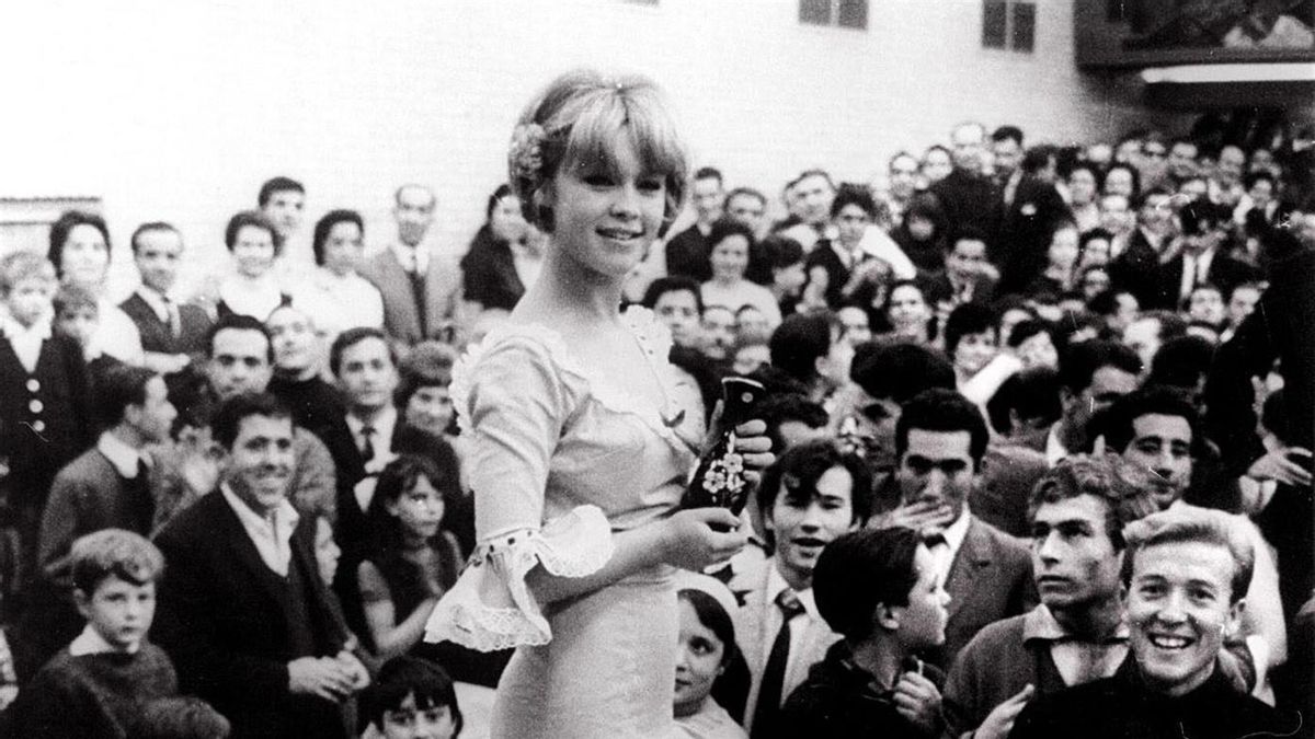Actuación de Marisol en 1966 en el teatro del Centro Español que llenaban más de mil trabajadores españoles en Alemania. En la foto, Marisol después de recibir un regalo que le hicieron los emigrantes.