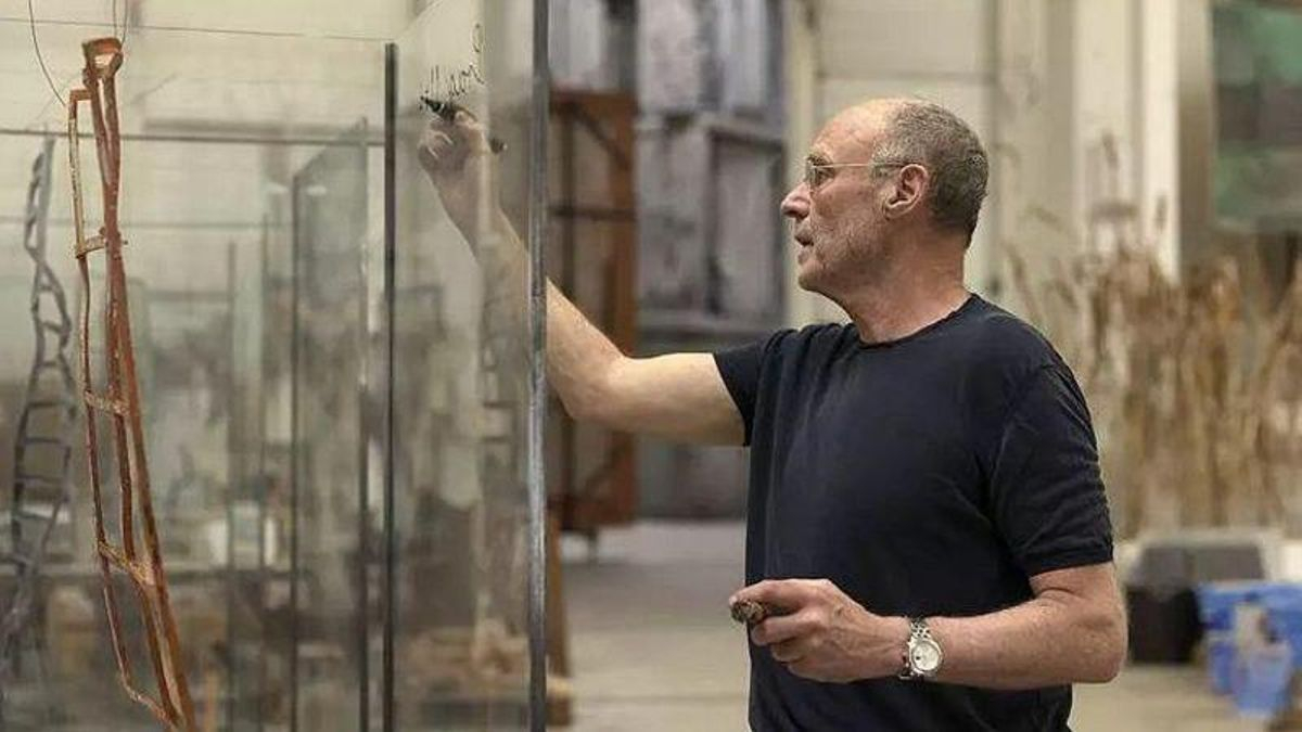 Las vitrinas de este autor alemán, hechas de libros, plantas o piedras, van a verse por primera vez en España