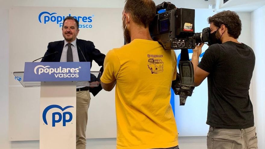 Iturgaiz interpreta que la izquierda abertzale da alas a la violencia al quedarse en un "rechazo" y no hablar de "condena"