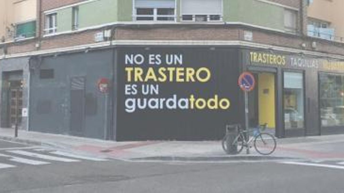 Trasteros y bajos sin locales: la “muralla de persianas bajadas” en la que se están convirtiendo los barrios zaragozanos