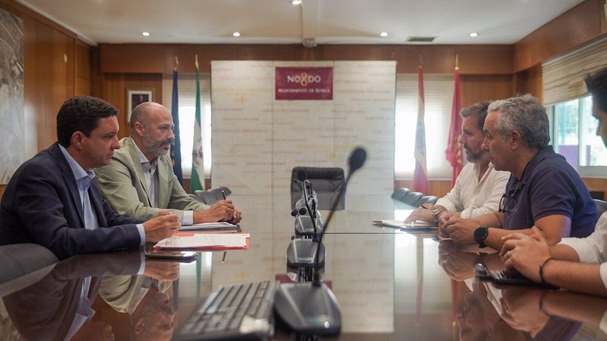 Juan de la Rosa (izquierda), durante su reunión con los hosteleros.
