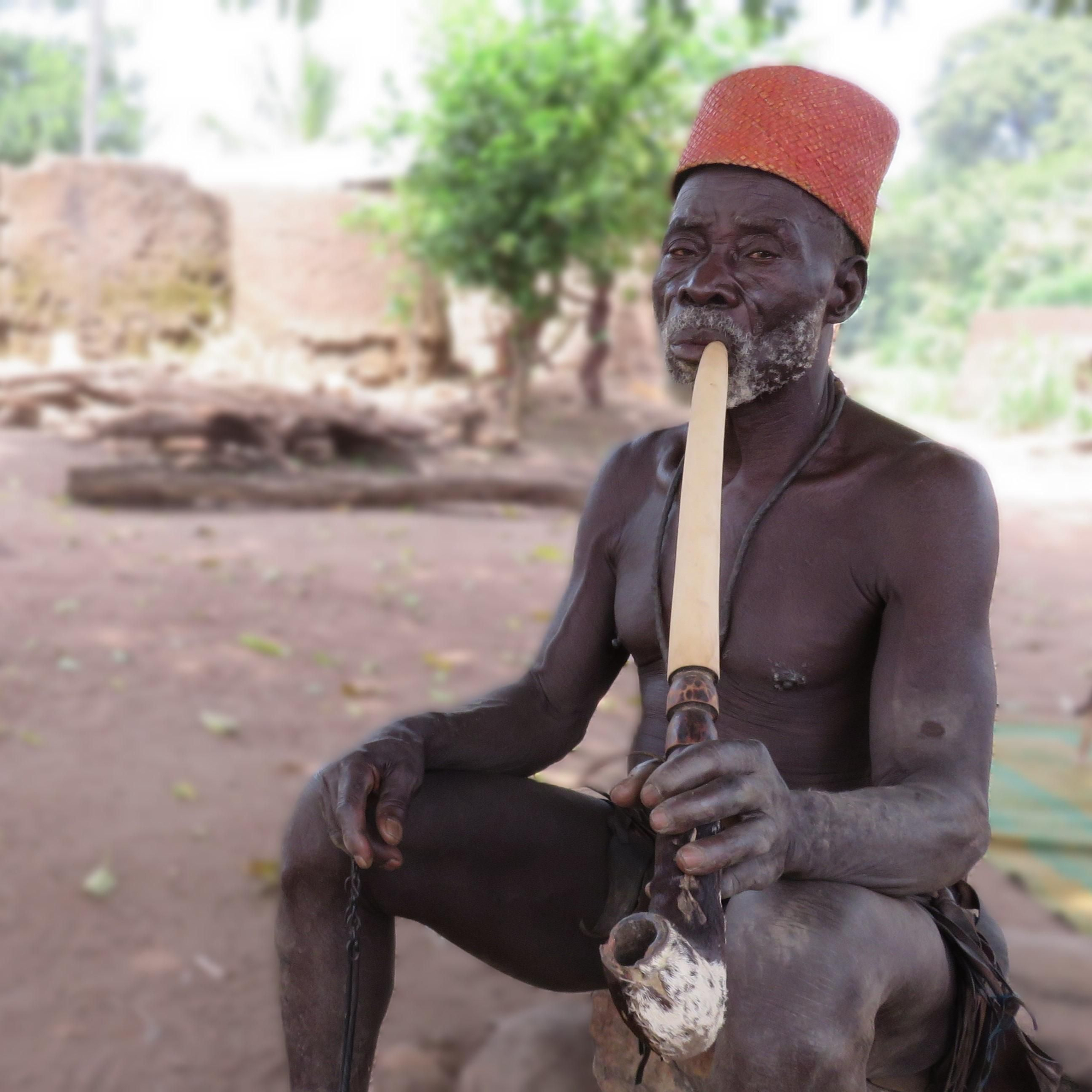 Sacerdote animista con su larga y tradicional pipa de madera en el valle de Boukoumbe.
