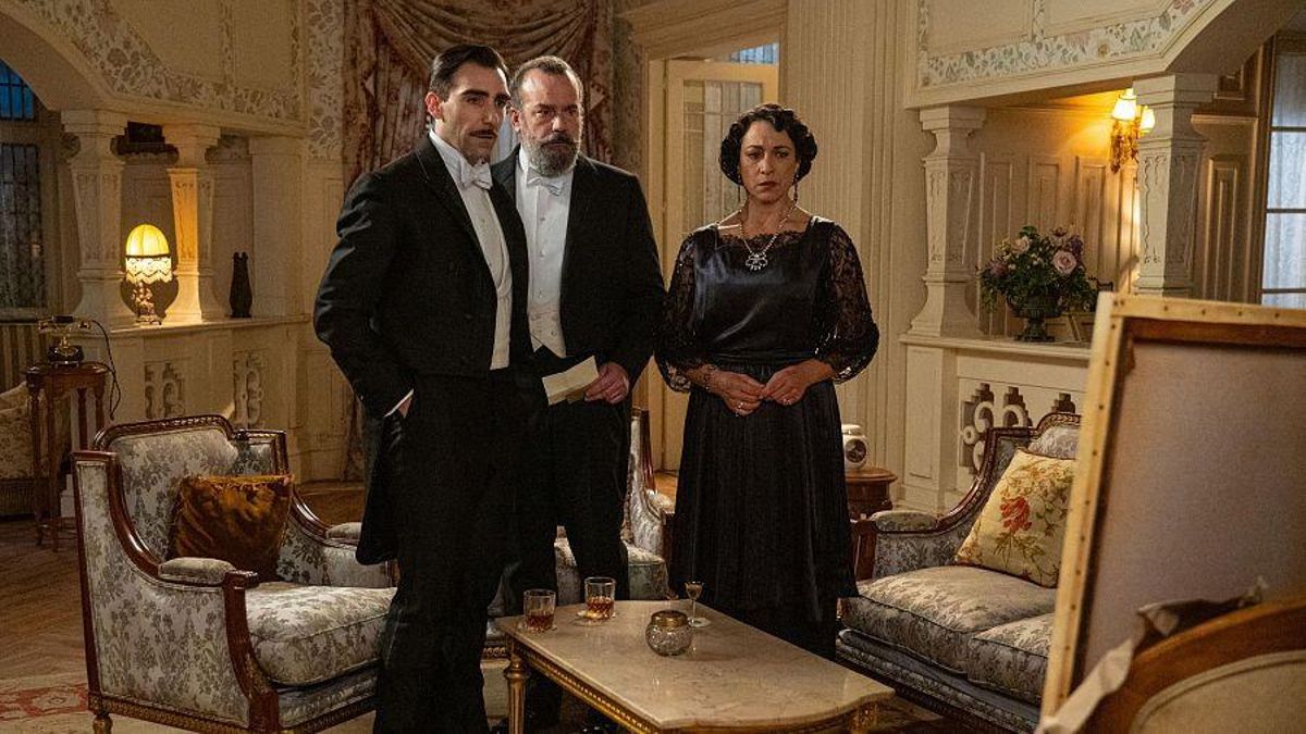 RTVE: 'La Promesa' confirma en su avance semanal su vuelta a la normalidad  tras el Tour y prevé un extraño regalo de Cruz