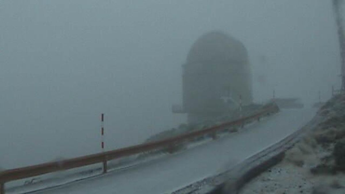 La aguanieve deja en las cumbres de La Palma una capa blanca helada