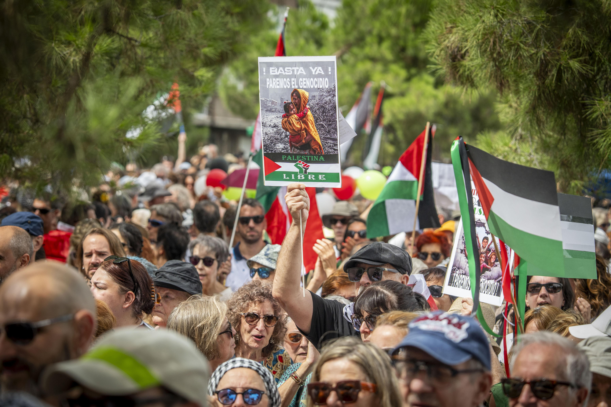 Cientos de personas llenan las orillas de Madrid Río en solidaridad con Gaza y para apoyar a la Global Sumud Flotilla