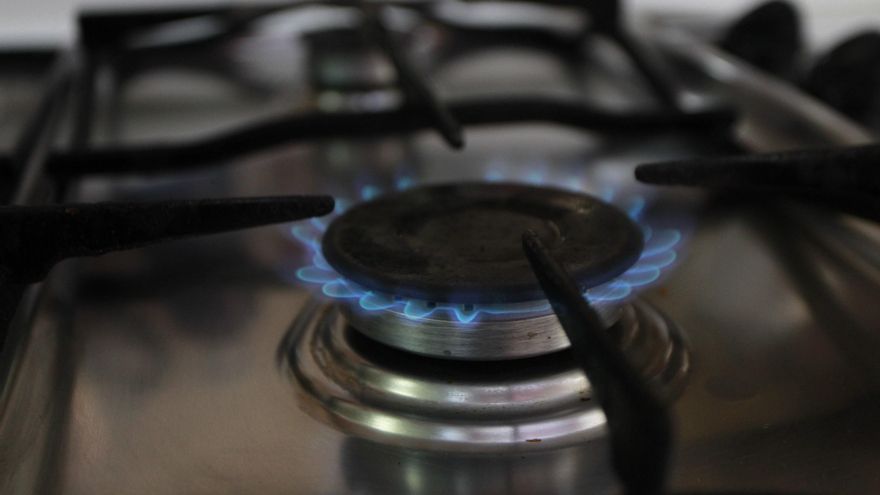 Horas de espera al teléfono para contratar la tarifa regulada del gas: "Es muy frustrante"