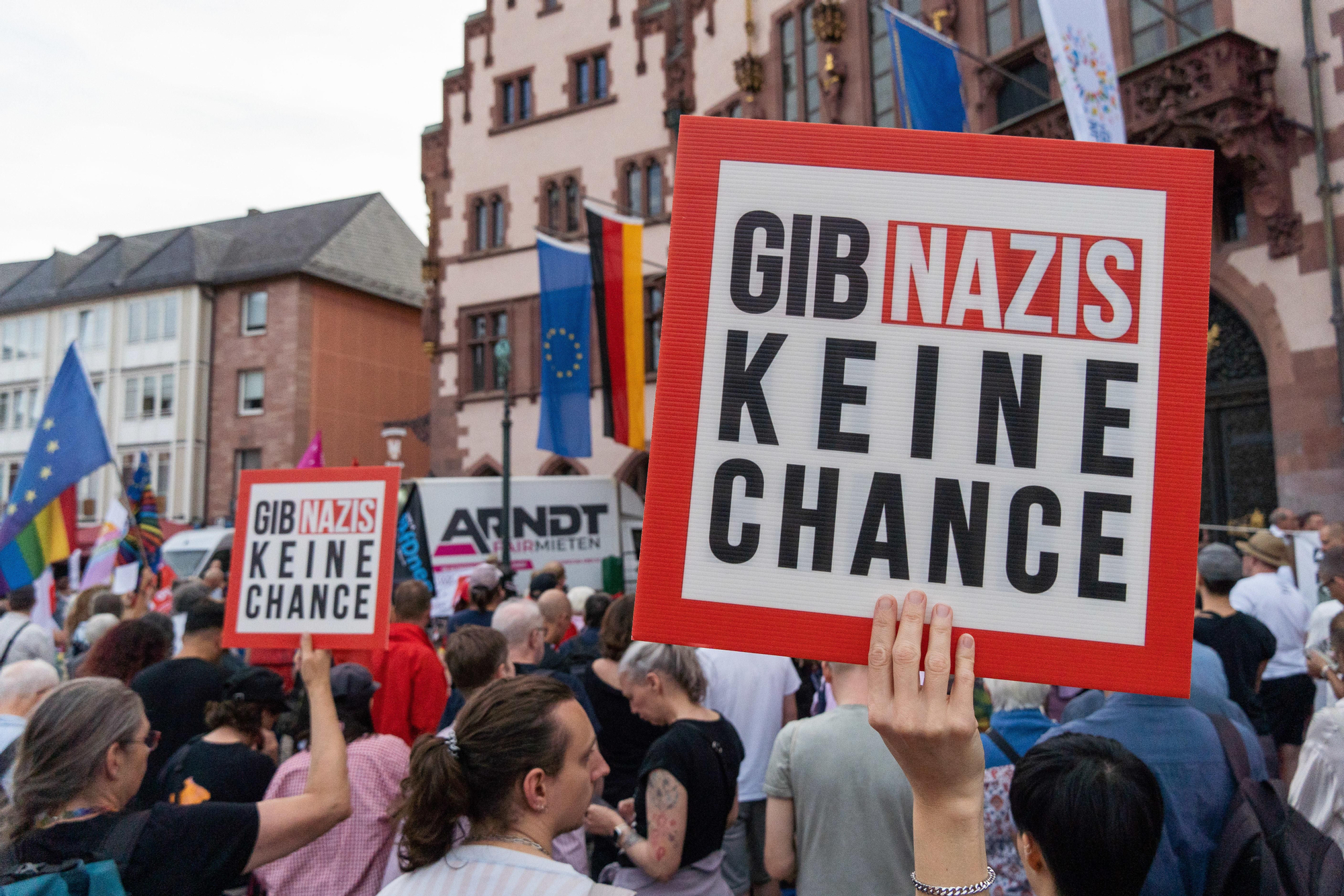 "No hay que dar a los nazis ninguna oportunidad", dice una pancarta en una manifestación en Fráncfort el domingo por las elecciones de Sajonia-Anhalt.
