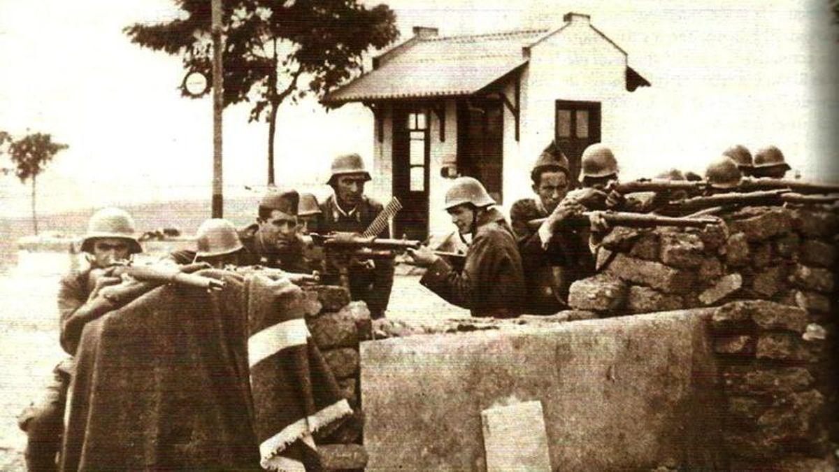 Fuerzas del Regimiento de Infantería 36 (del Cuartel del Cid) en la carretera de Asturias donde el Fielato.