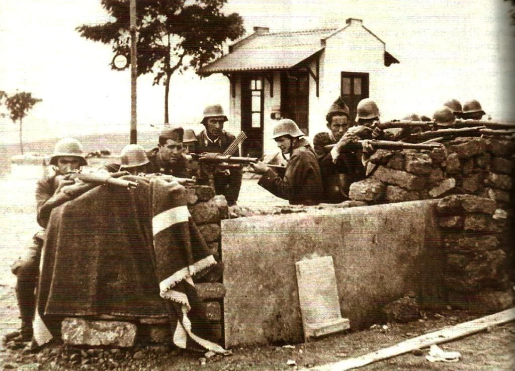 Fuerzas del Regimiento de Infantería 36 (del Cuartel del Cid) en la carretera de Asturias. Se fecha el 30 de julio de 1936, detrás el antiguo Fielato.