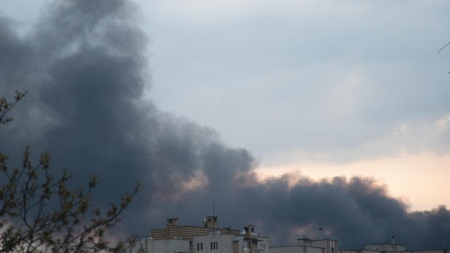 Una columna de humo se elevaba hacia el cielo en la ciudad ucraniana de Leópolis, tras un ataque ruso en la tarde del martes 3 de mayo.