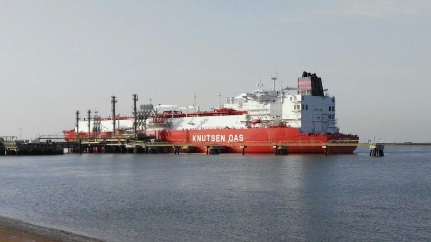 Descarga de gas de un buque metanero.