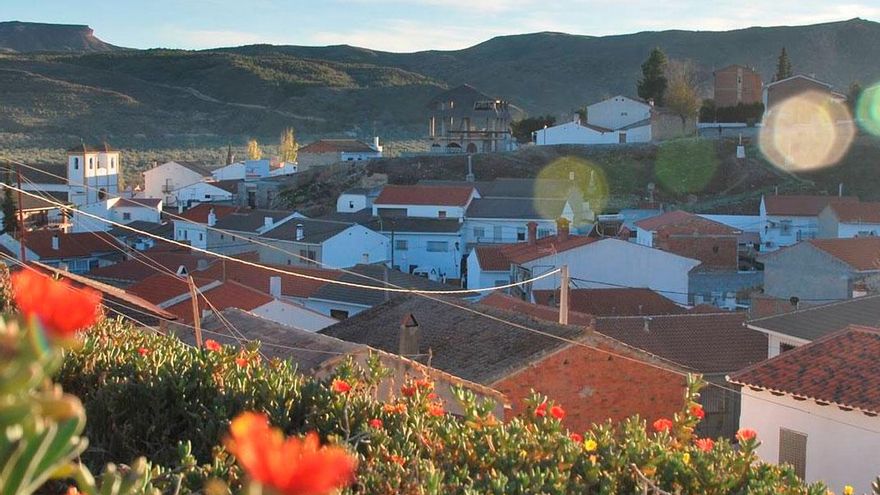 El pueblo de las 'tres mentiras' de Andalucía en el que puedes ver hasta 13 dólmenes y disfrutar de su gastronomía local