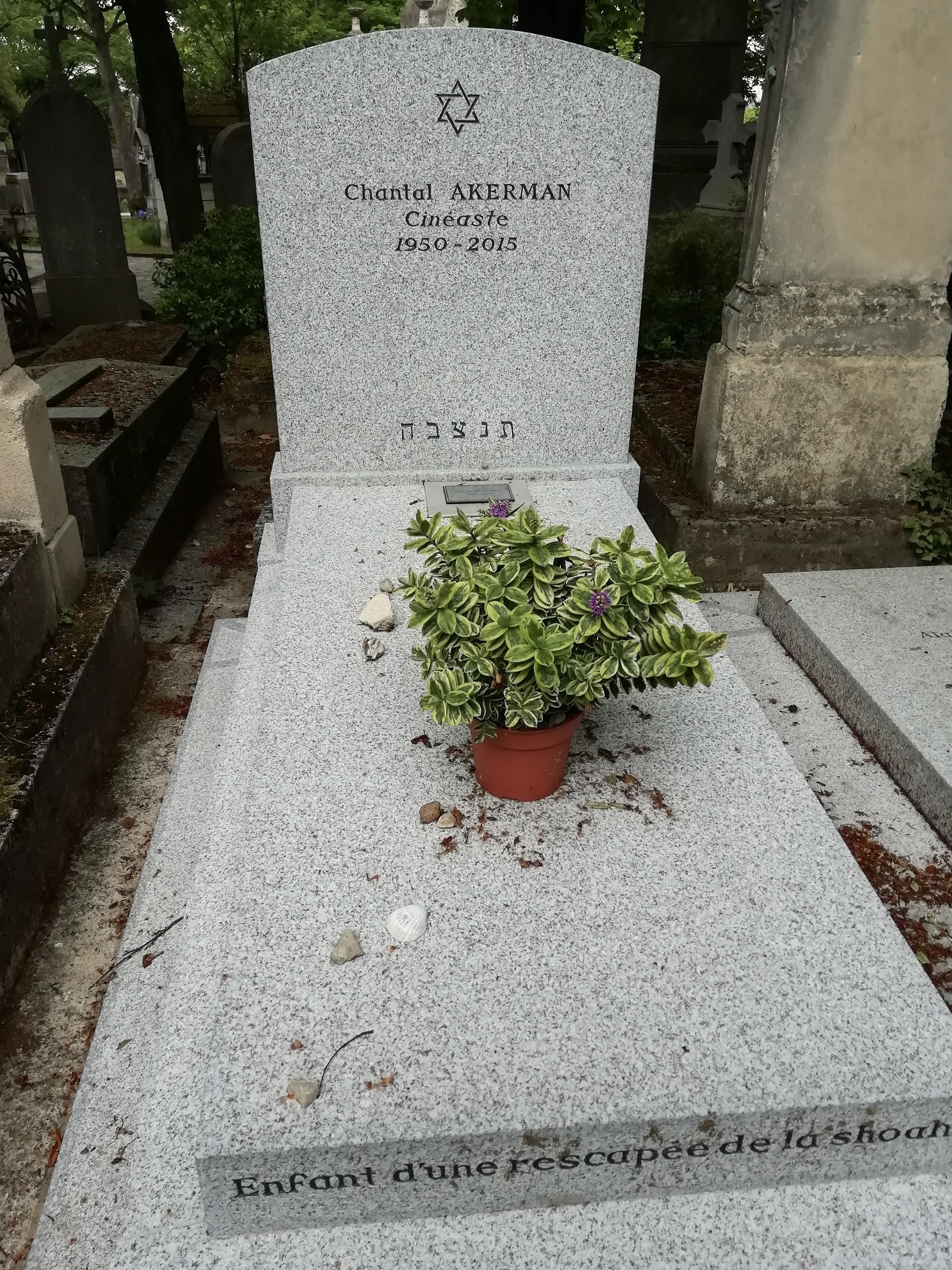 La sencilla tumba en Père Lachaise, con la leyenda 'Hija de una sobreviviente de un campo de concentración'