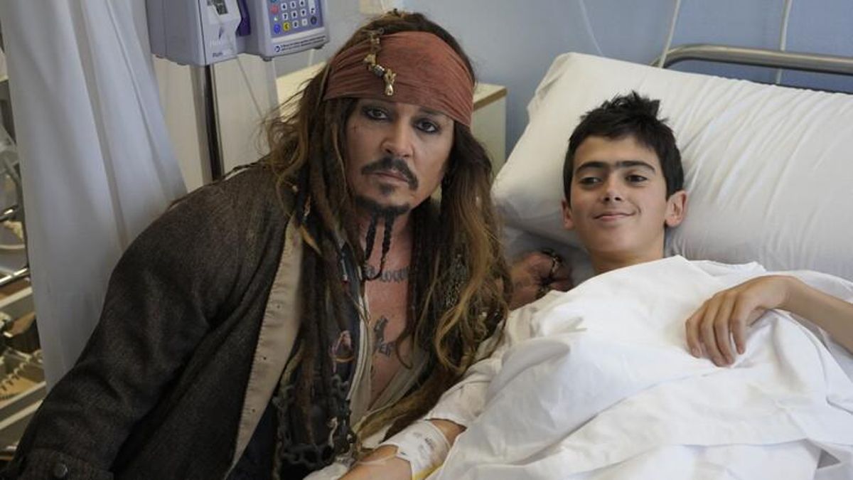 El capitán Jack Sparrow aborda el hospital Donostia: Johnny Depp visita a los niños ingresados