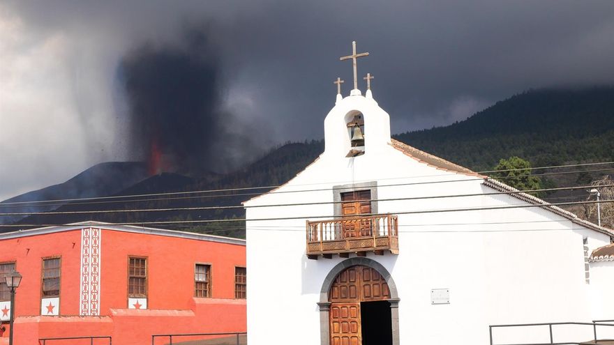 Iglesia de San Nicolás de Bari, y el volcán, al fondo