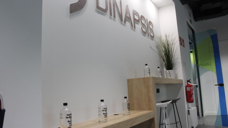 Una de las salas de Dinapsis, en Cartagena, decorada con botellas con firmes eslóganes en favor del ahorro de agua