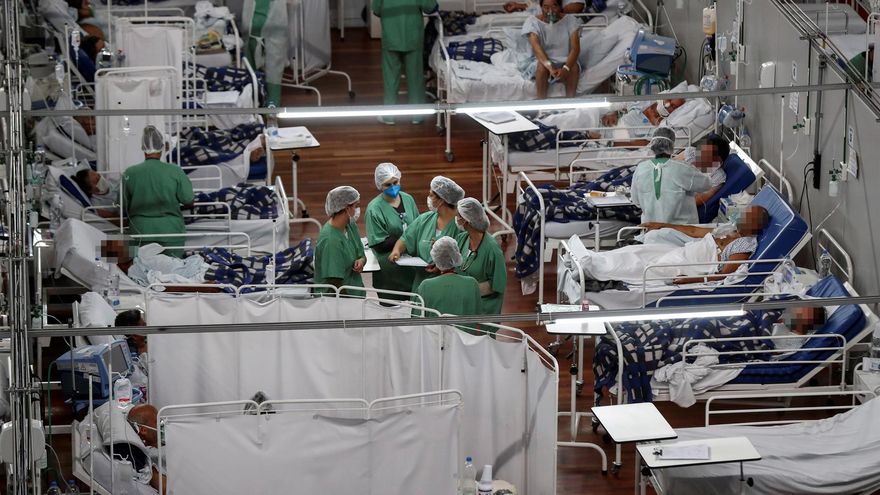 Trabajadoras de la salud atienden a pacientes con la covid-19, en el Hospital Municipal de Campaña Pedro Dell Antonia, en una fotografía de archivo.