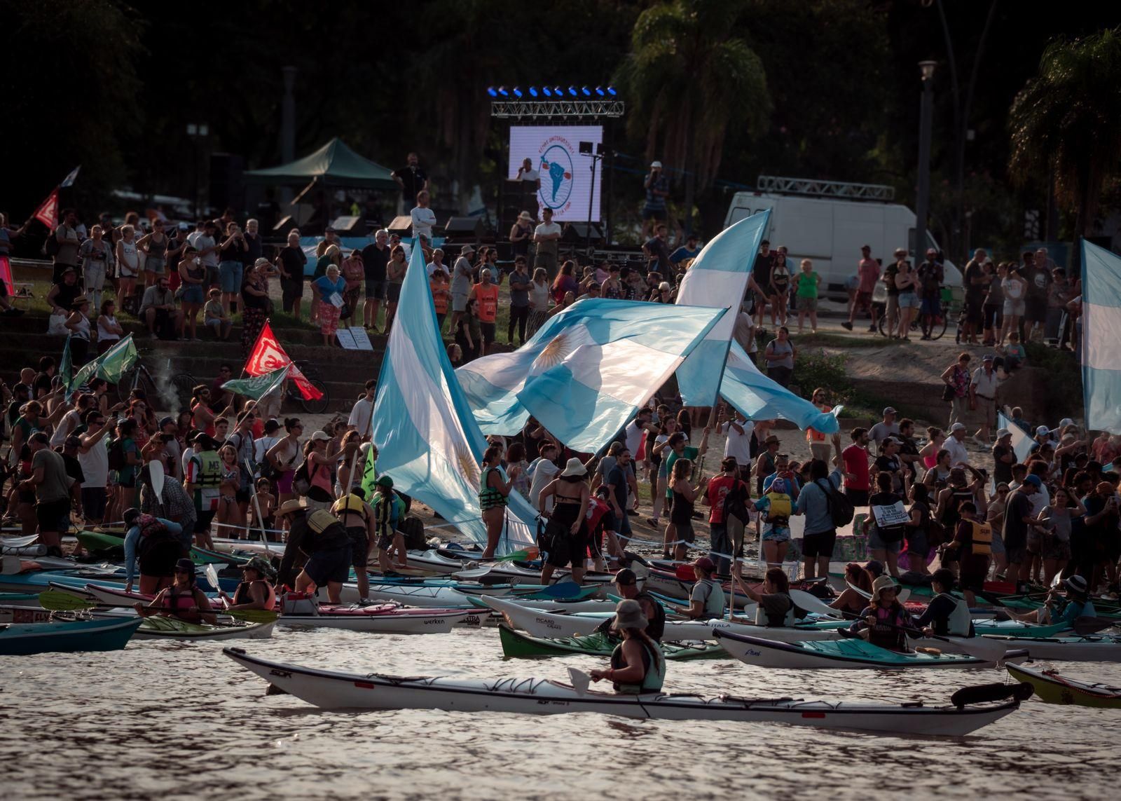 La Remada Contracorriente fue una caravana de más de 200 kayaks que recorrieron el Río Paraná para defender el agua, la biodiversidad y denunciar el impacto de la privatización y el dragado del río. Foto: Cortesía Carlos Salazar/Wetlands International