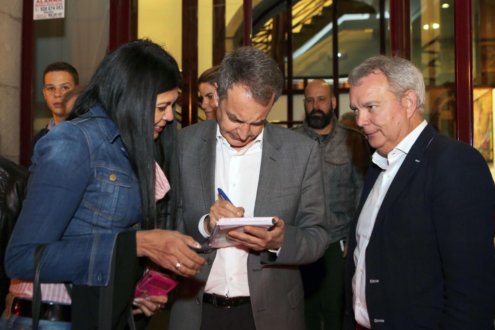 José Luis Rodríguez Zapatero junto a Sebastián Franquis y simpatizantes del partido en Canarias