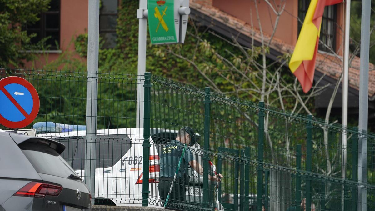 Presencia policial en las inmediaciones del Cuartel de la Guardia Civil de Llanes, este miércoles, tras el asesinato machista