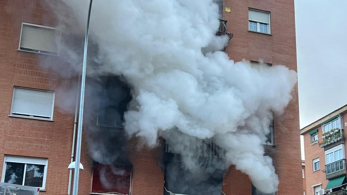 Un incendio en un bloque de pisos de Toledo deja atrapadas a varias personas en las plantas superiores