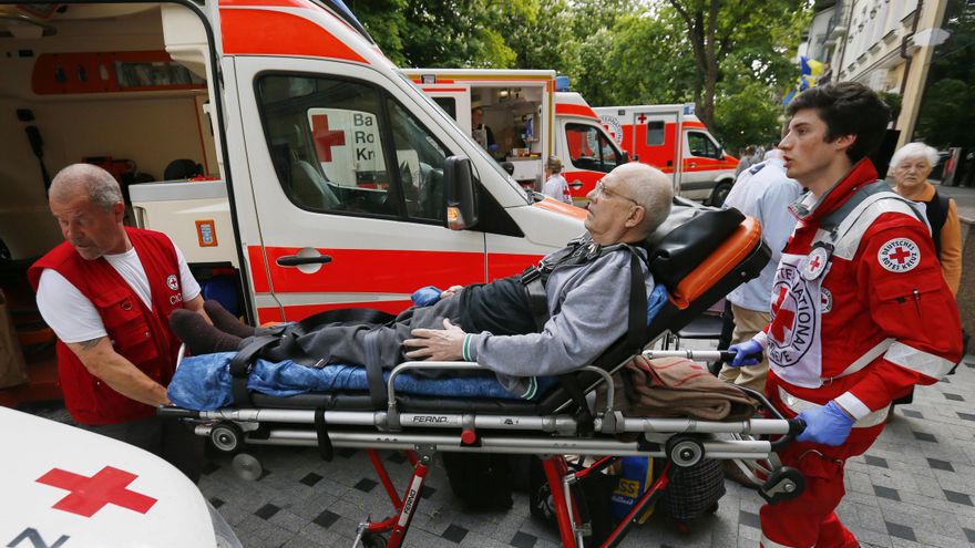 Miembros de la Cruz Roja Internacional evacuan a refugiados en Odesa, Ucrania, el pasado 14 de mayo. EFE/EPA/STEPAN FRANKO