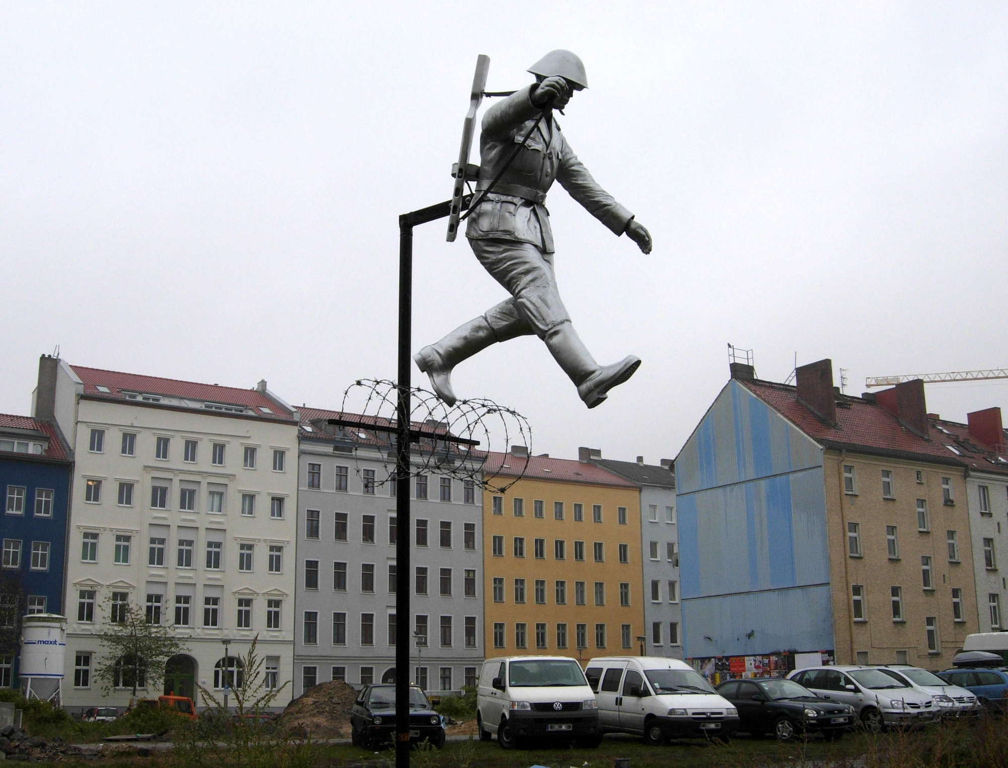 Escultura en Bernauer Straße, representando el momento en el que se escapó