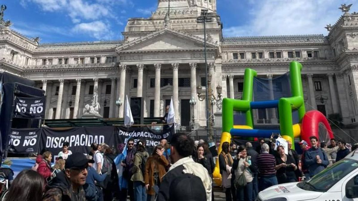 Reclaman frente al Congreso por las deudas familiares y la emergencia en discapacidad