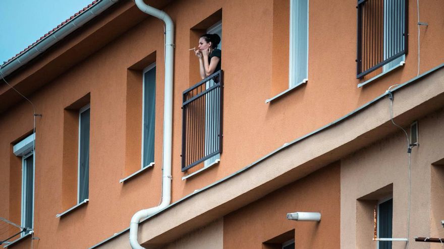 ¿Puede el vecino fumar con la ventana abierta si molesta el humo? Una administradora explica qué dice la ley
