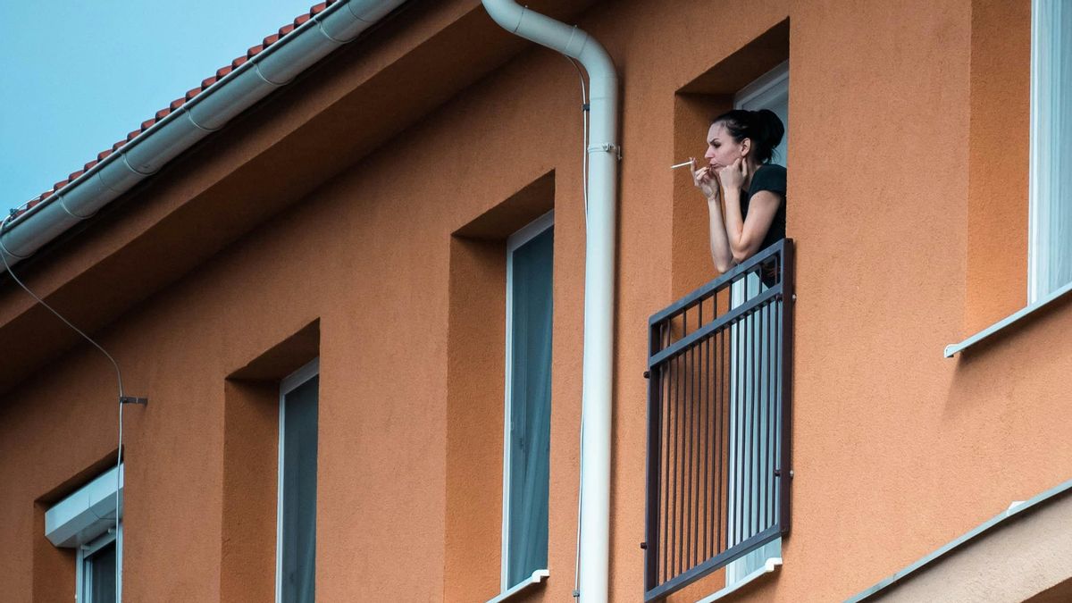 ¿Puede el vecino fumar con la ventana abierta si molesta el humo? Una administradora explica qué dice la ley