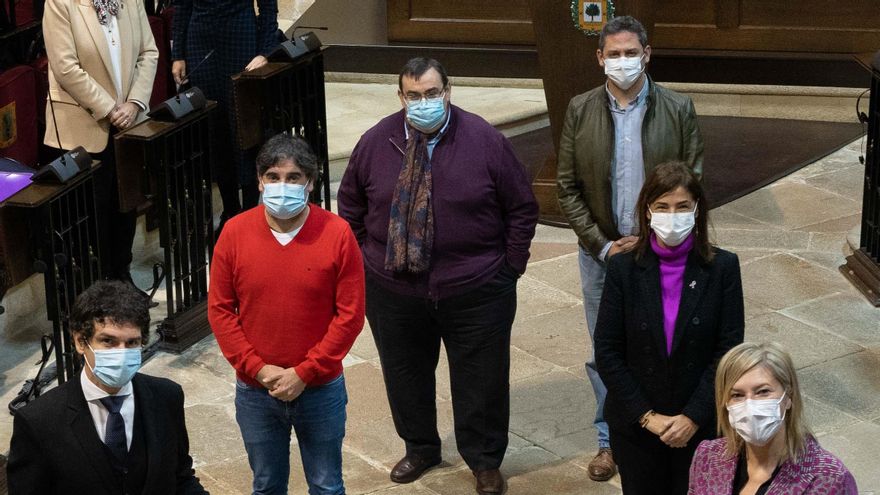 El diputado general de Bizkaia, Unai Rementeria, la presidenta de las Juntas Generales, Ana Otadui, y los integrantes de la Mesa de la Cámara, posan con el 'punto lila' en la Casa de Juntas de Gernika.