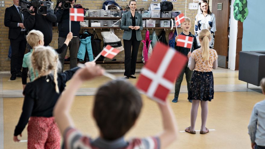 Mette Frederiksen, primera ministra de Dinamarca, durante una visita a una escuela el pasado mes de mayo.