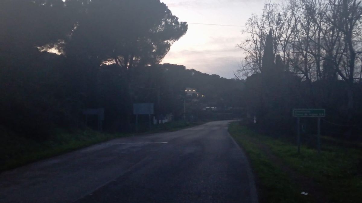 Farolas averiadas en el tránsito entre viviendas en la carretera de Trassierra, esta misma semana.