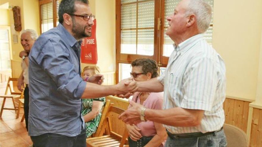 César Sánchez / ICAL El secretario de Movimientos Sociales del PSOE, Ibán García del Blanco (I), durante su acto electoral en San Miguel de las Dueñas