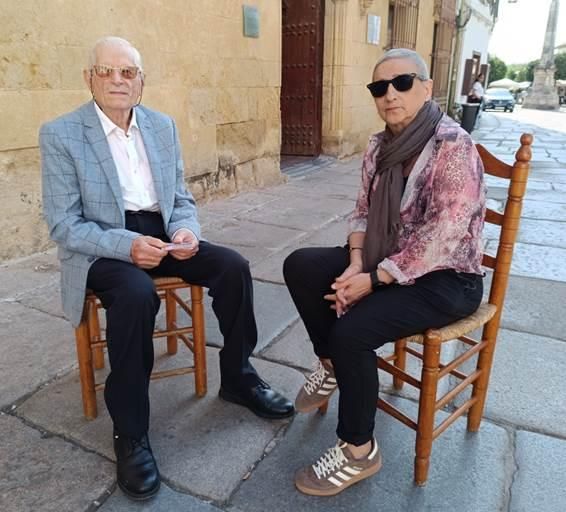 Francisco Moreno Gómez junto a la nieta de Luis Velasco.