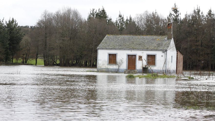 El Miño se desborda y las inundaciones mantienen aislados núcleos en Terra Chá