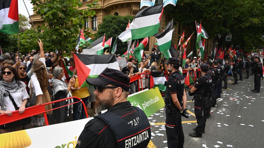 Prostesta durante el final de la 11ª etapa de la Vuelta Ciclista a España, a 3 de septiembre de 2025, en Bilbao, Vizcaya, País Vasco (España). La 11ª etapa de la Vuelta Ciclista a España tiene su salida y llegada en Bilbao.