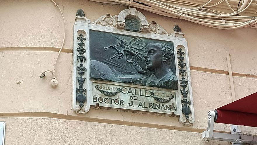 Placa en bronze de homenatge al doctor Albiñana al carrer que porta el seu nom a Énguera.