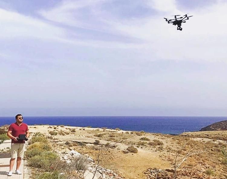David, despegando su dron en Abades