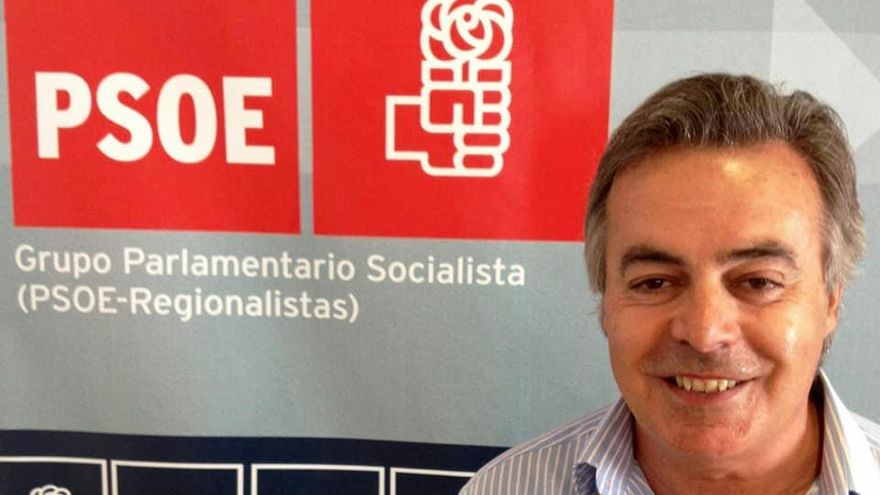 Antonio Gómez Yuste, en los despachos del grupo socialista en la Asamblea de Extremadura