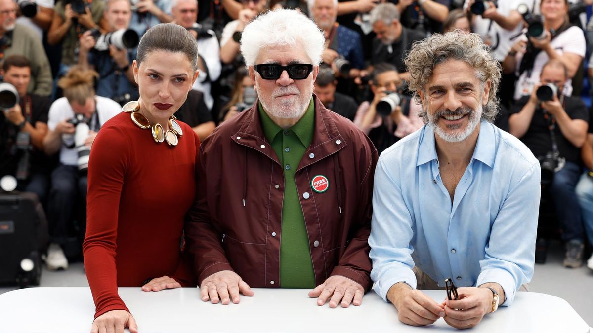 Bárbara Lennie, Pedro Almodóvar y Leonardo Sbaraglia saludan en Cannes