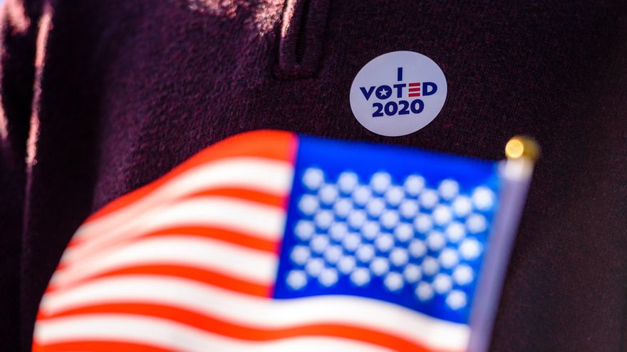 Un ciudadano estadounidense luce una chapa con el lema "yo voté en 2020"