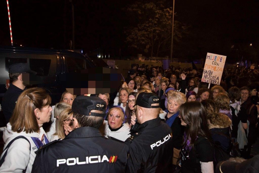 Manifestación feminista en las vías / Carlos Trenor