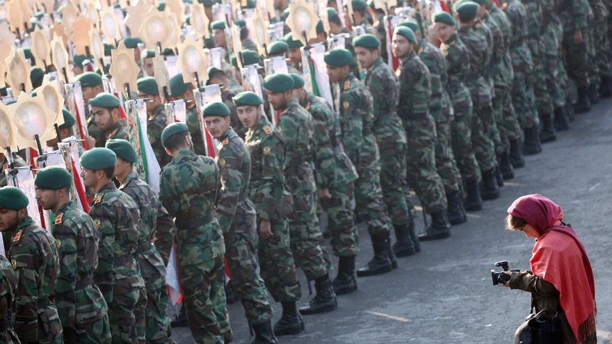 Foto de archivo de miembros del ejército iraní durante un desfile en Teherán. EFE/ Abedin Taherkenareh