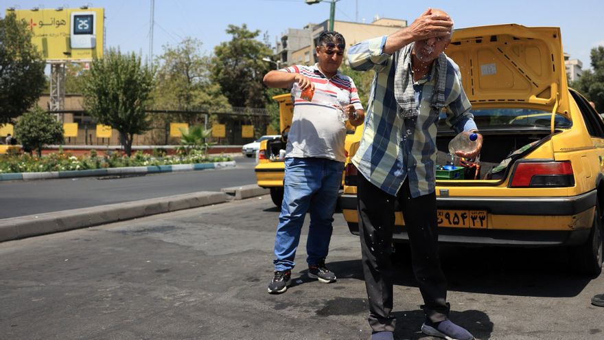 Los iraníes sufren por la intensa ola de calor en medio de crisis de agua y electricidad
