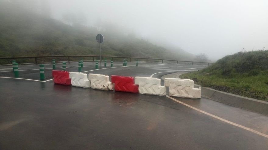Carretera cerrada en La Gomera durante la borrasca Therese.