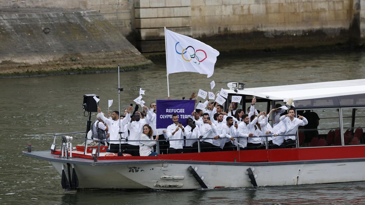 La selección de refugiados bajo la bandera de las olimpiadas desfilan por el río Sena.
